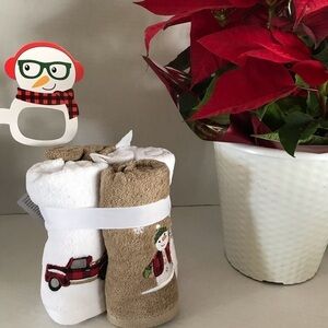 NWT - Bed Bath & Beyond Set of 4 Christmas Hand Towels